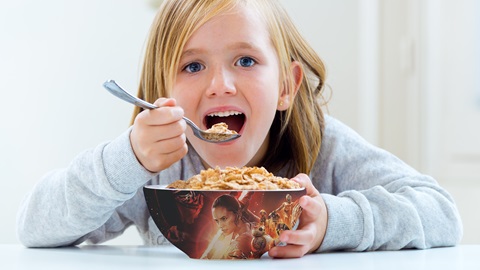 niña come cereales con tazón de star wars